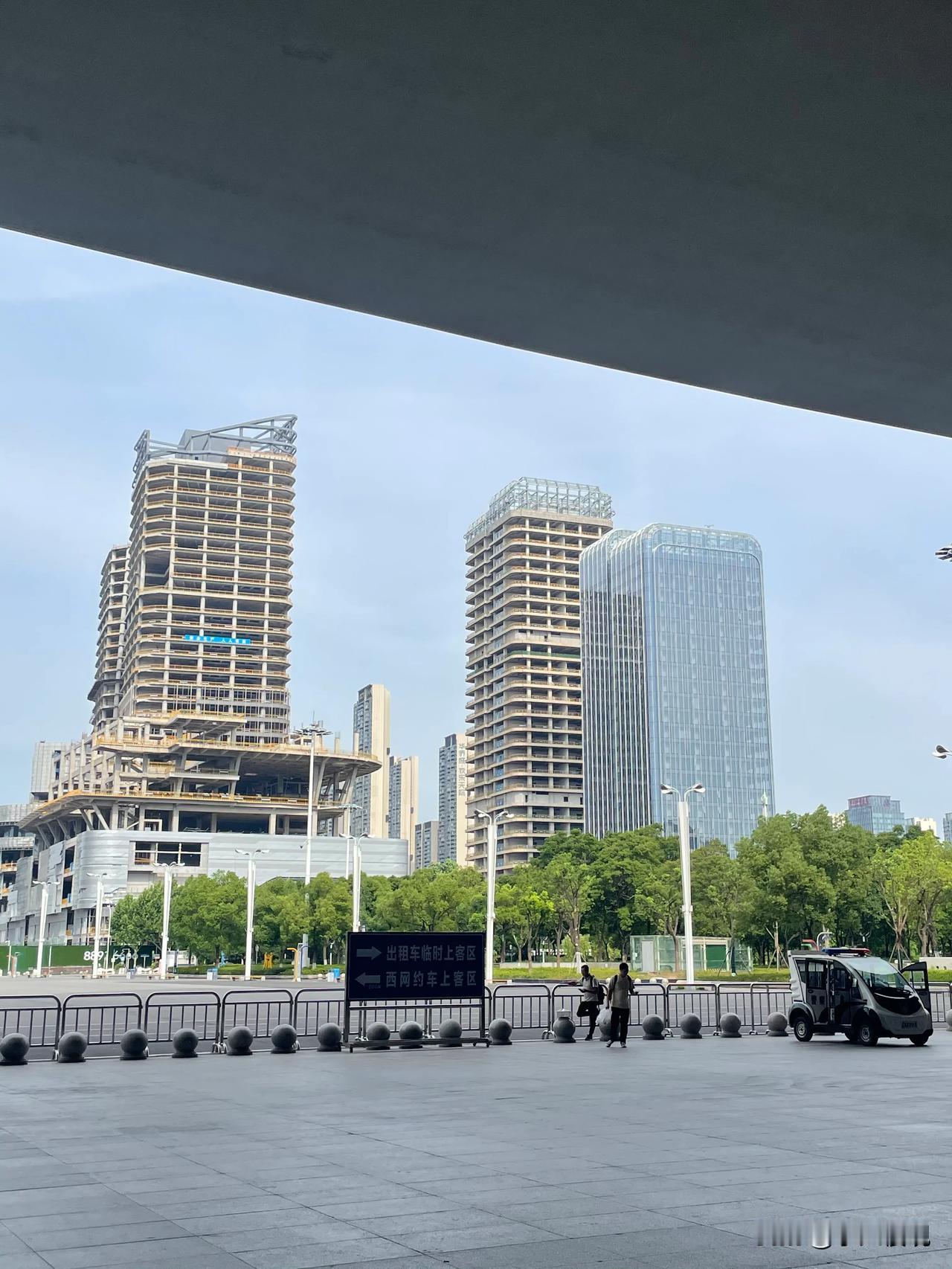 到武汉火车站去长沙，一看，这是不是烂尾了还是怎么地啊？