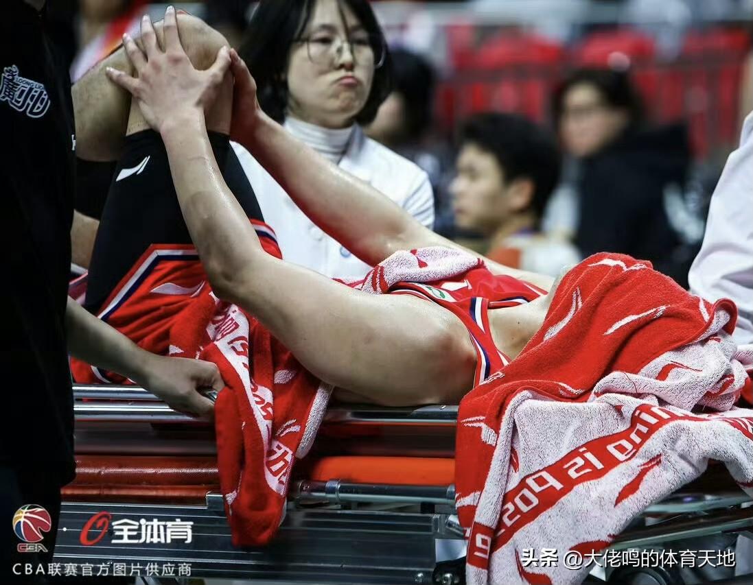 ，还记得之前眼睛受伤让人看得揪心，如今又是膝盖，真是容易受伤的男人……竞技体育就