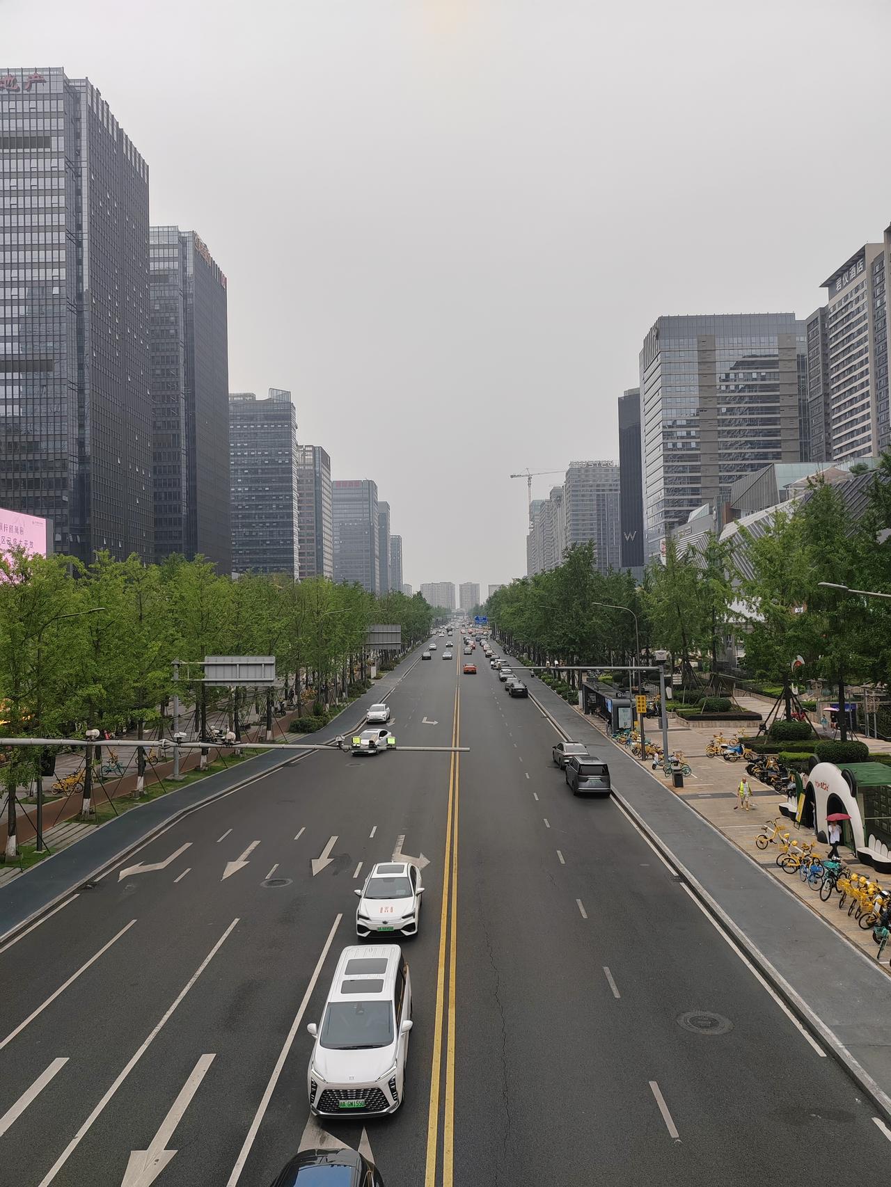 为啥四川省总是地震？这得从地壳深处找答案。想象一下，印度洋板块就像一辆不停歇的卡
