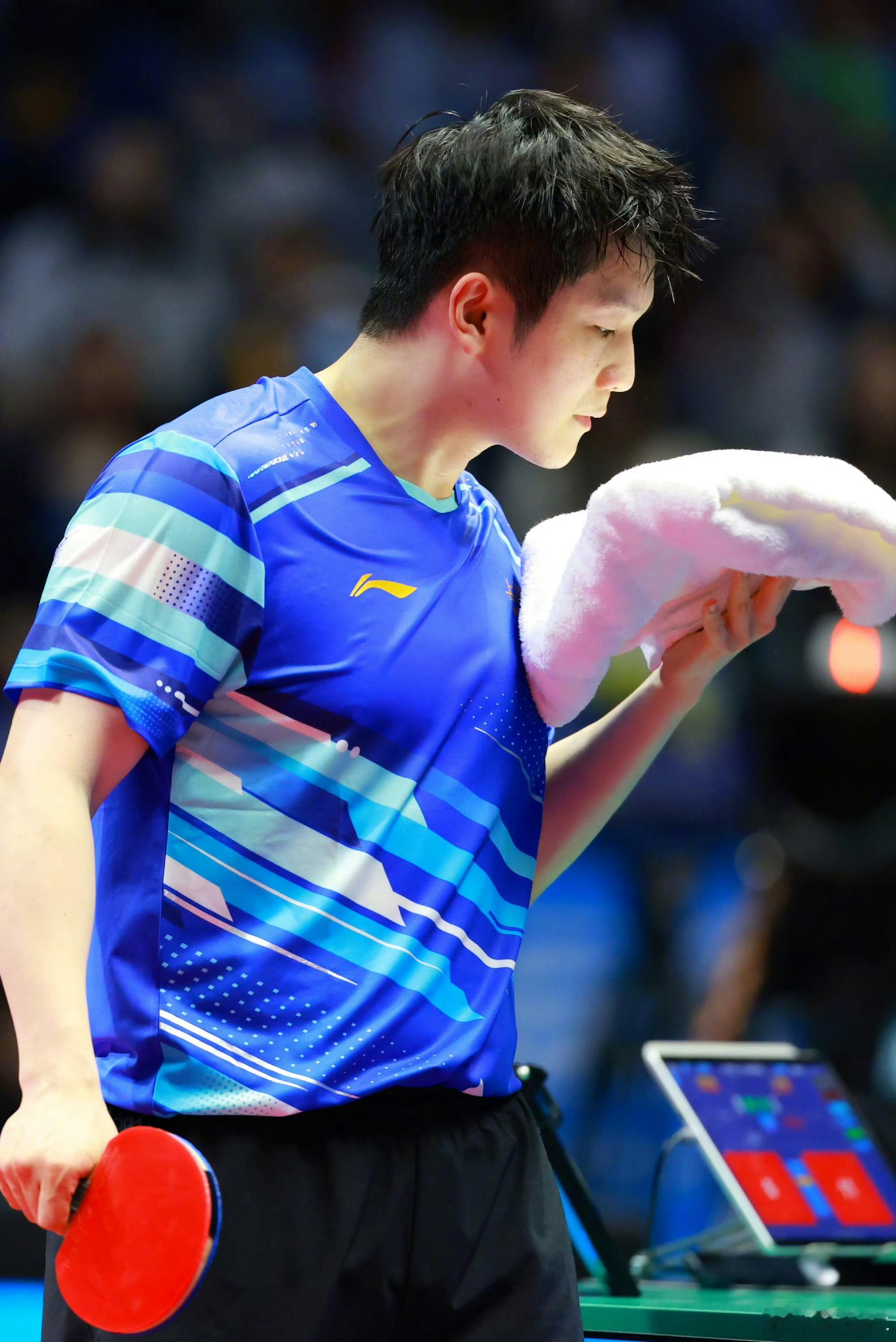 樊振东的平衡之道，从来不是刻意的圆滑，而是源于内心的通透与格局。他清楚，集体荣誉