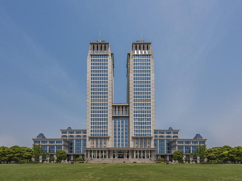 择校别再盲目迷信名校光环了。
与其冲更好的学校、选毫无出路的冷门专业，不如踏踏实