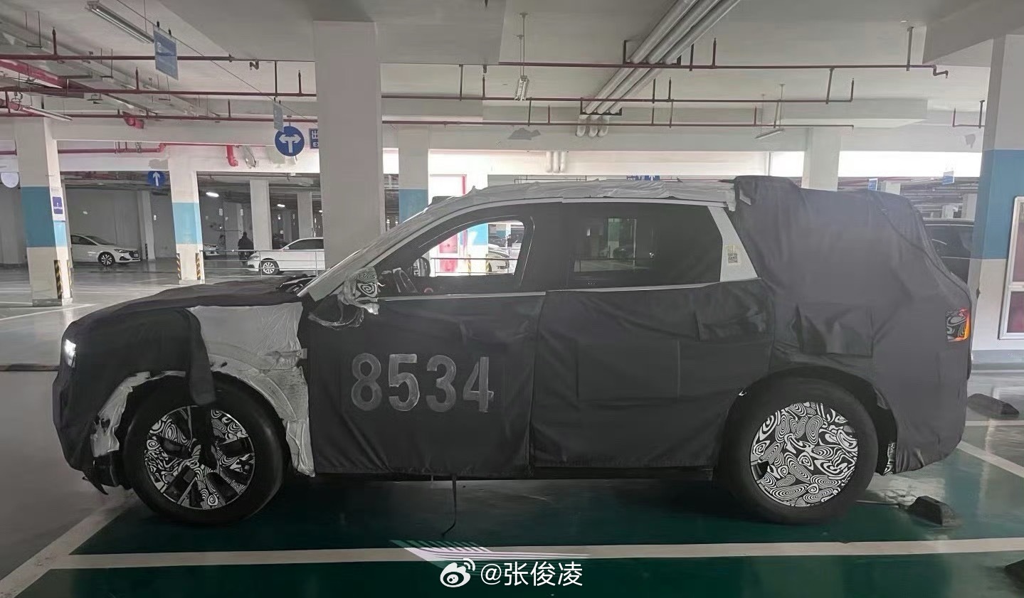 极氪新车8X，蛮大的一辆SUV，结合之前的7X，组合起来叫7X8X，杀伤力很大[