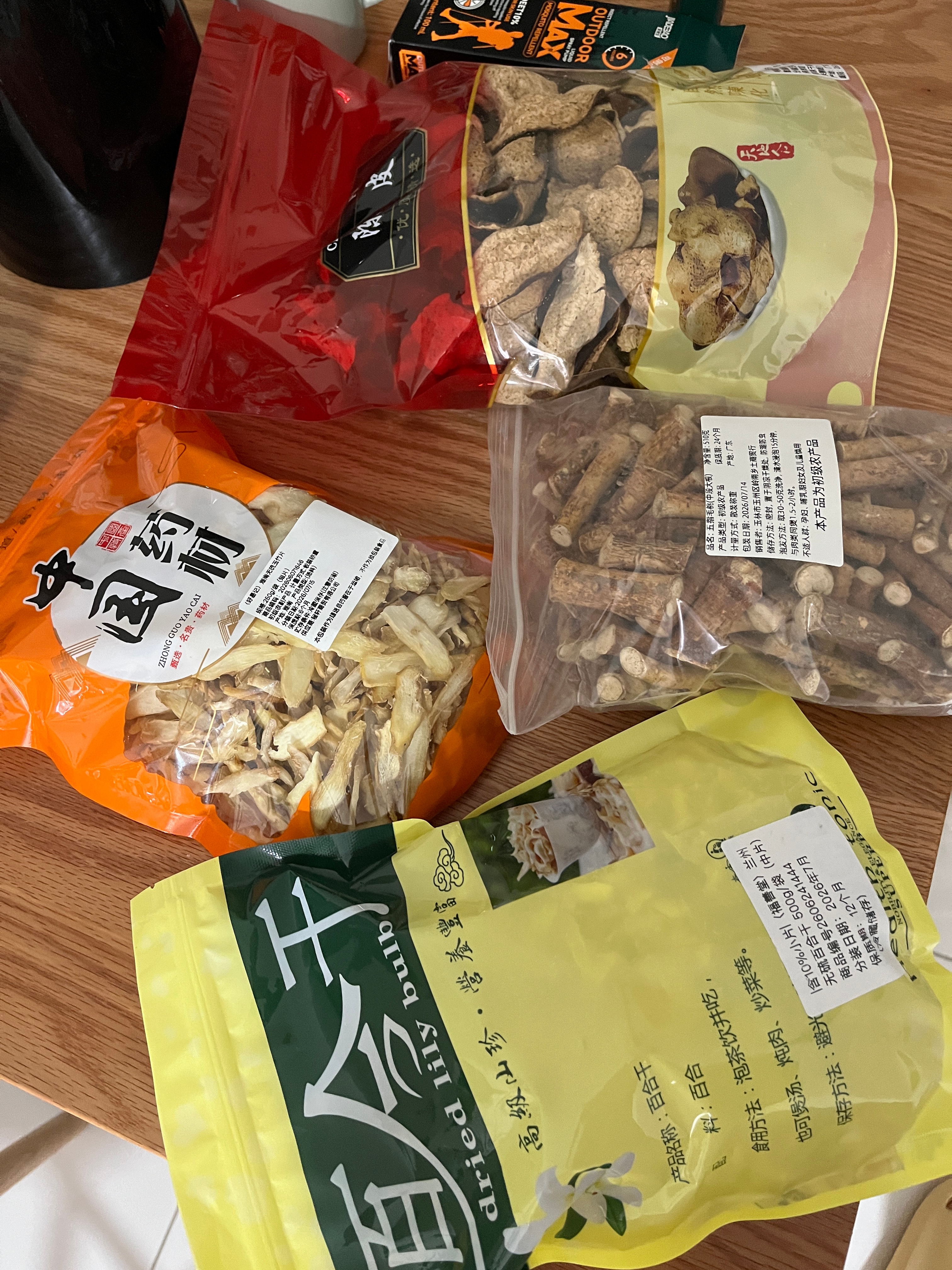 在广东十几年，从来没有关注过广东的老火汤。最近上门做饭，邻居们炖汤都加很多药材，