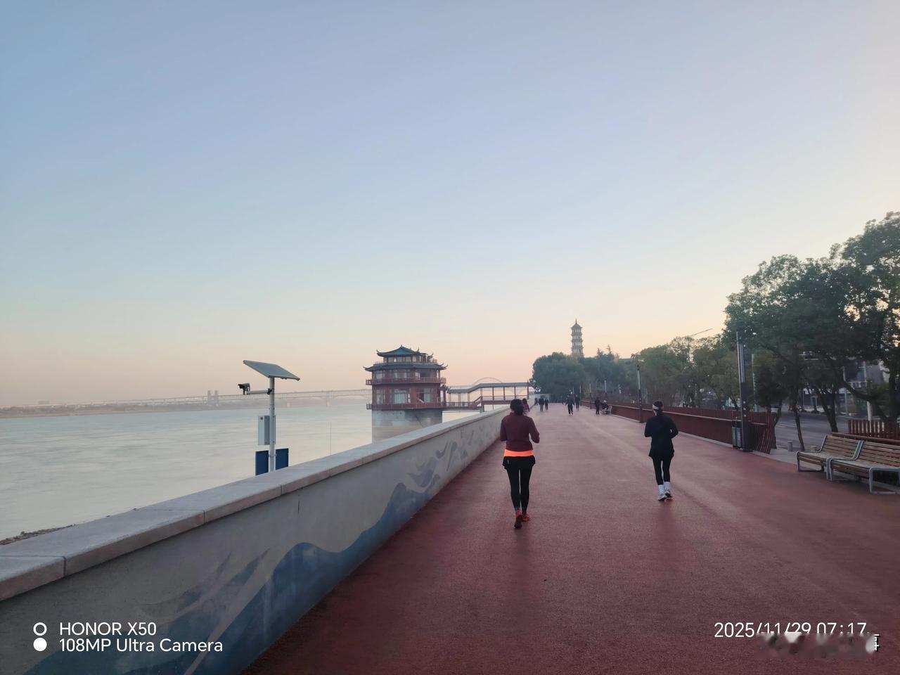 11月29日长江岸边晨练打卡