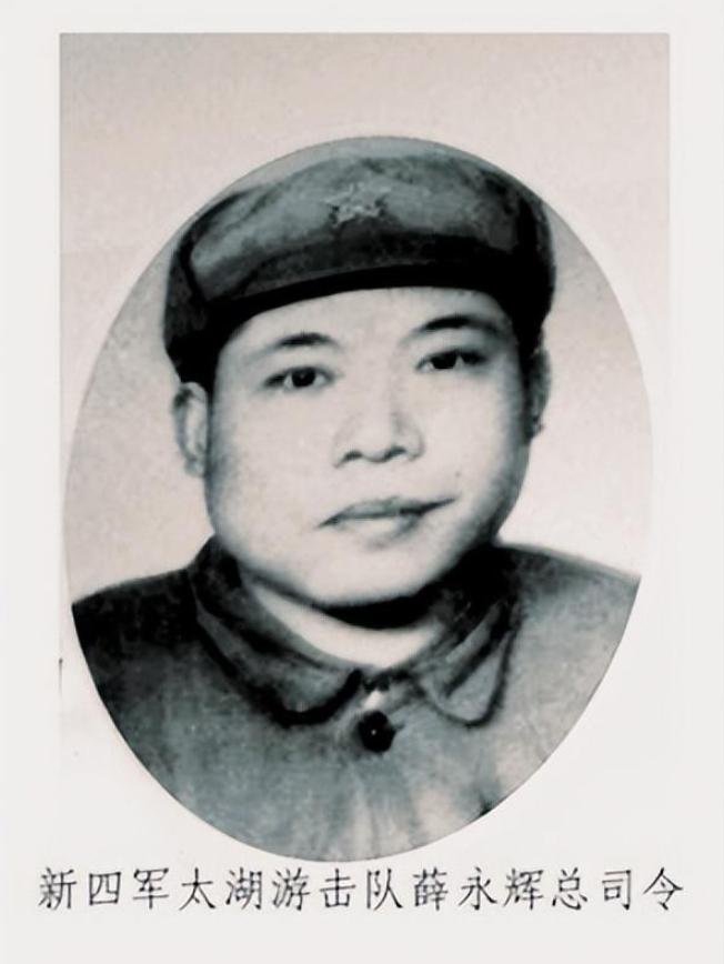 1944年，游击队因叛徒告密，躲进芦苇荡里啃了一个月芦苇，出来后却看到一名吃得白