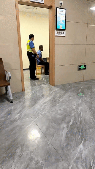 网友医院里拍到一名黑人男子来这里看病。
不过他身边怎么还跟着一个警察啊？
难道是
