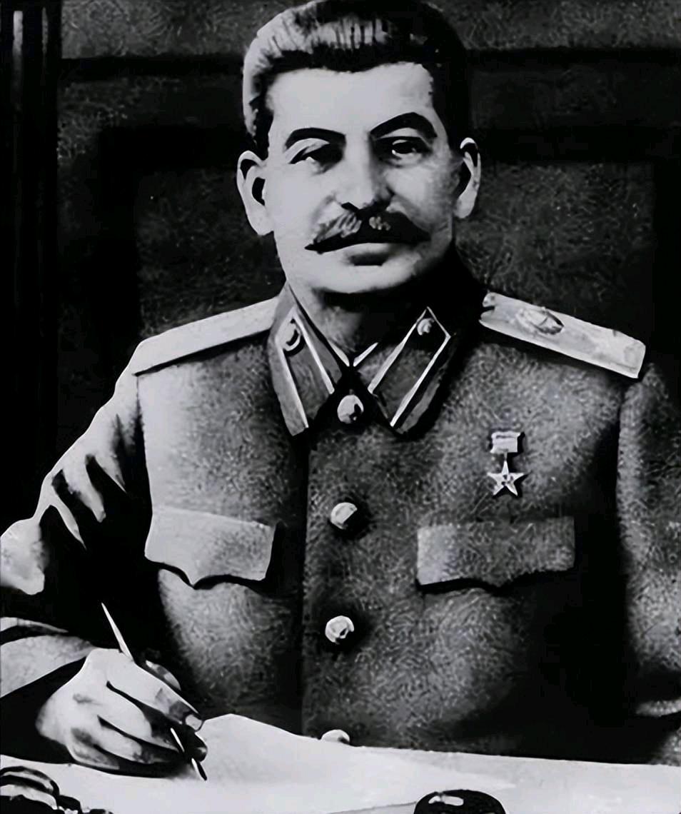 1937年，斯大林身旁那个1米5的“血腥侏儒”，在亲手处决了3000名下属后，被