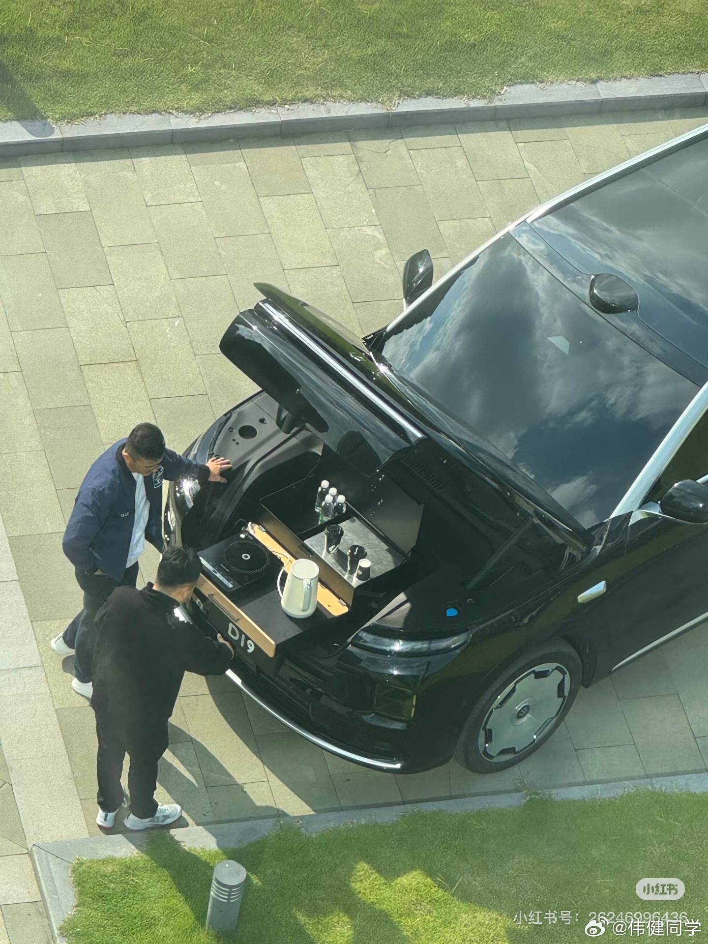 瞧瞧我发现了啥！零跑D19的前备箱，还有电磁炉、热水器，这说明前方还配了220V