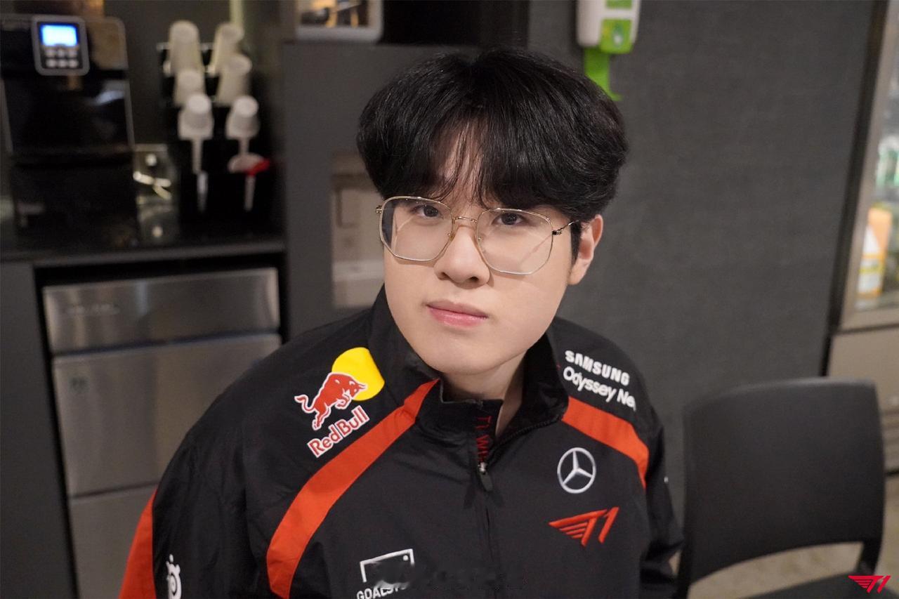 【@T1电子竞技俱乐部 分享2024LCK定妆照花絮】

都是帅的！[呆无辜]
