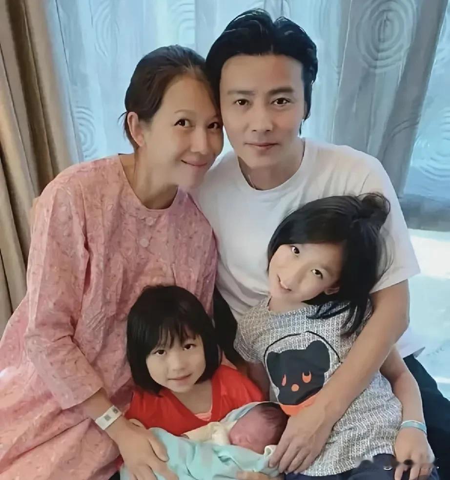蔡少芬和张晋这对夫妻，从2008年结婚到现在2025年，已经携手走过17个年头，