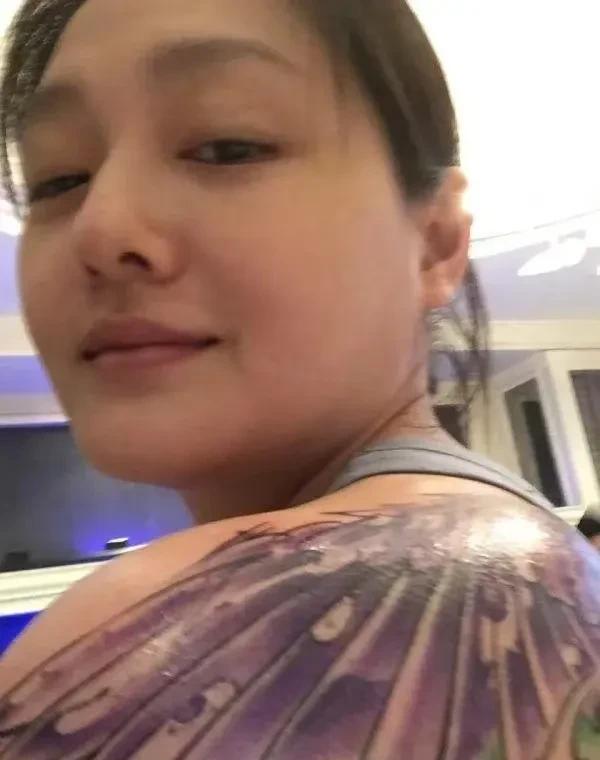 纹身爬满背。
镜头怼上去的瞬间，头皮发麻。
这可不是当年那个贴着面膜、发誓“身上