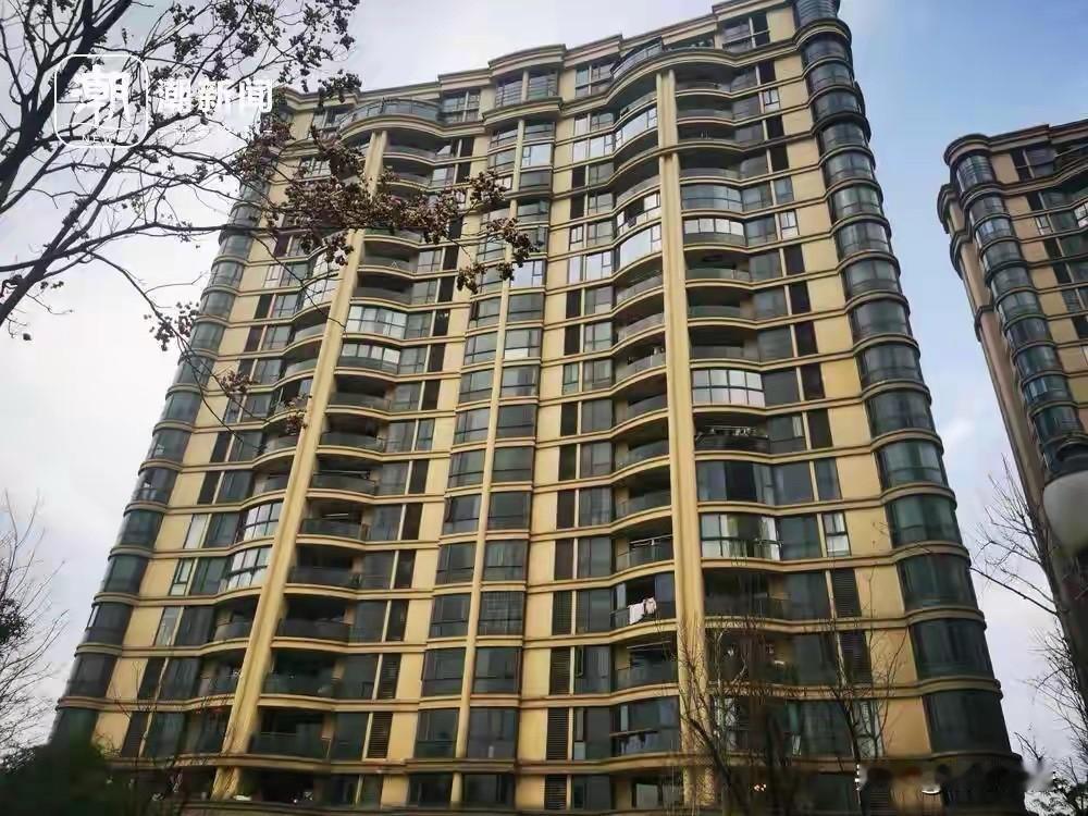 “全是套路！”浙江杭州，男子通过中介卖房，挂价350万。其中有两个买家诚心想买，