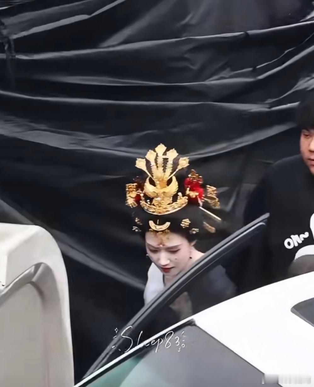 卢昱晓何不同舟渡大婚造型路透，好华丽的头饰啊