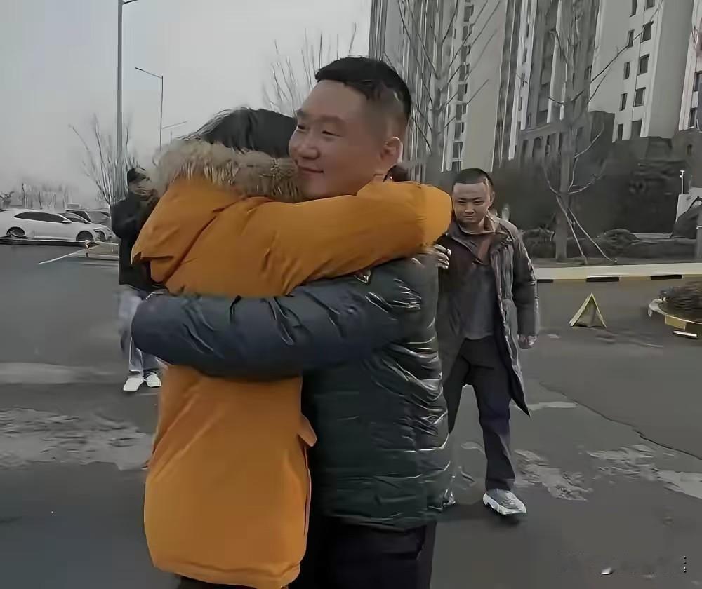 北京，一女子坐车前往河南见素未谋面的男子，见面后，女子冲上去拥抱男子含泪道：“对