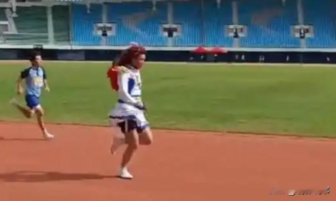 11月21日，一位来自厦门某中学的男学生身着裙装与假发，参与了学校运动会的赛跑项