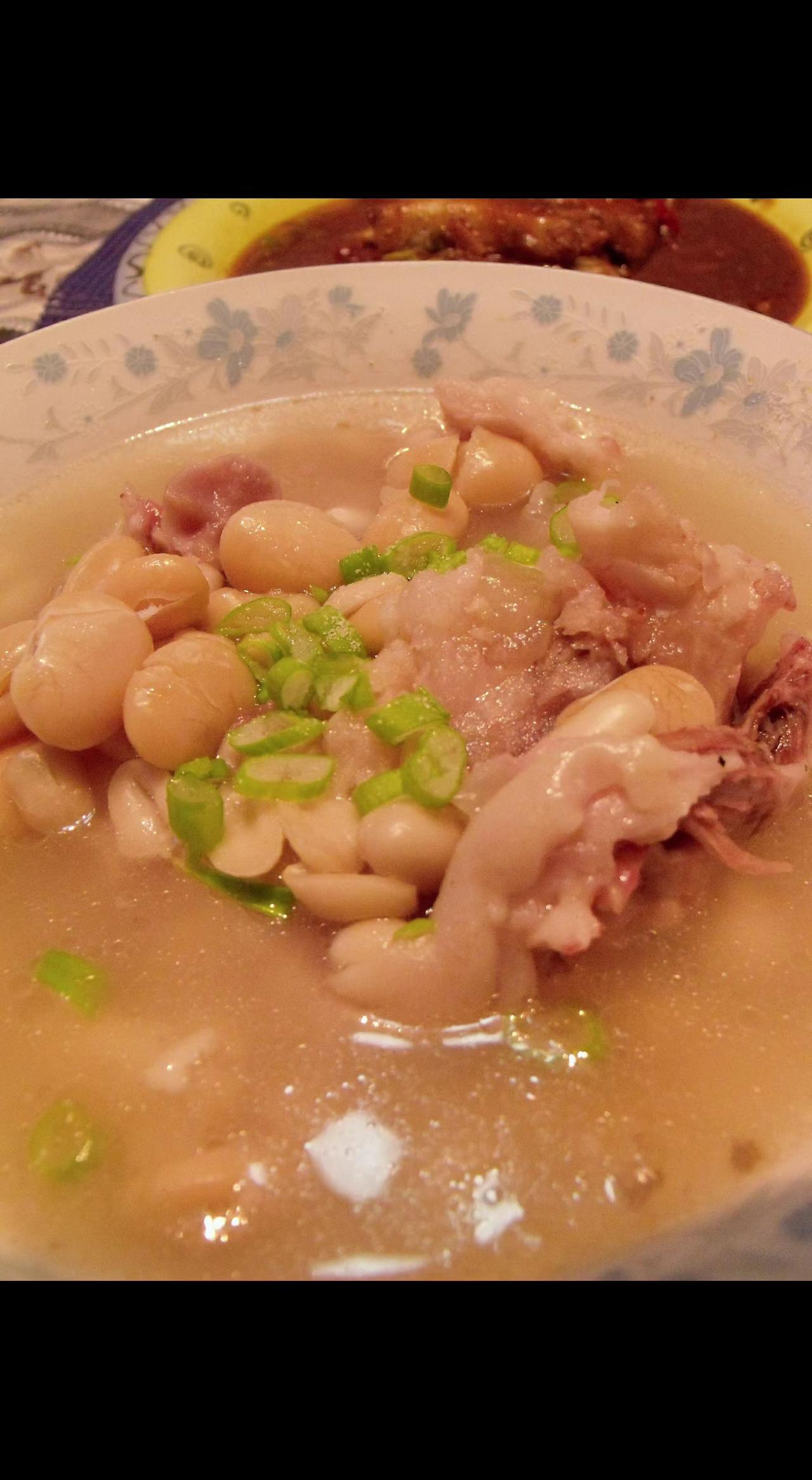 🍲蹄花在汤里舒展成云☁️，芸豆吸饱时光的蜜。这口暖，是妈妈没说出口的诗❤️。