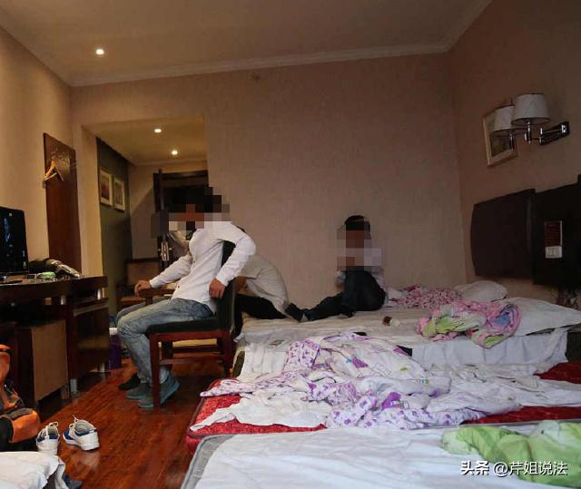 四川，一个17岁的男生去酒吧玩耍，认识了一个比自己大6岁的女子，二人看对眼了还去