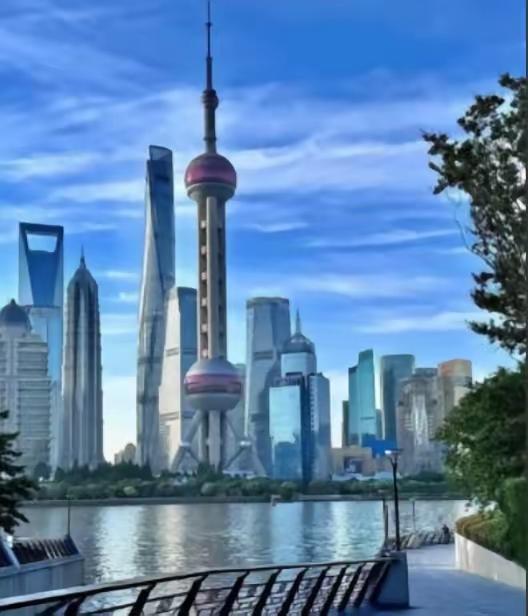 中俄的基本国情是不同的。俄罗斯不缺粮食，不缺能源，关起门来是可以过日子的，而且它