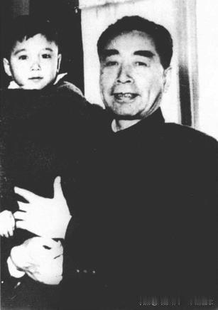 周恩来怀抱马骏之孙合影。