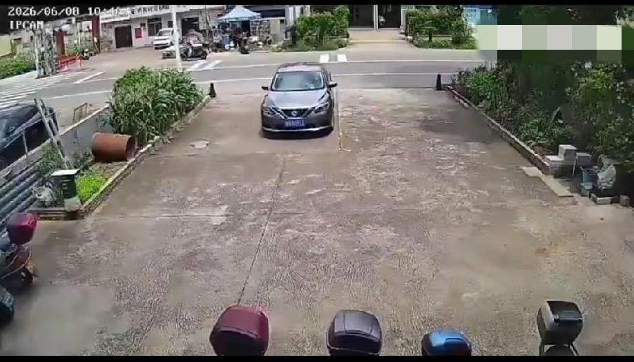 6月8日，广东，这台小车选择倒车进入外面这条比较繁忙的主干道，可他车身进入主干道