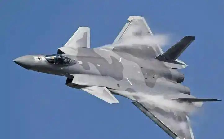 歼 - 20S作为一款备受瞩目的战机，在航程和速度方面相当出色。它的最大航程能达