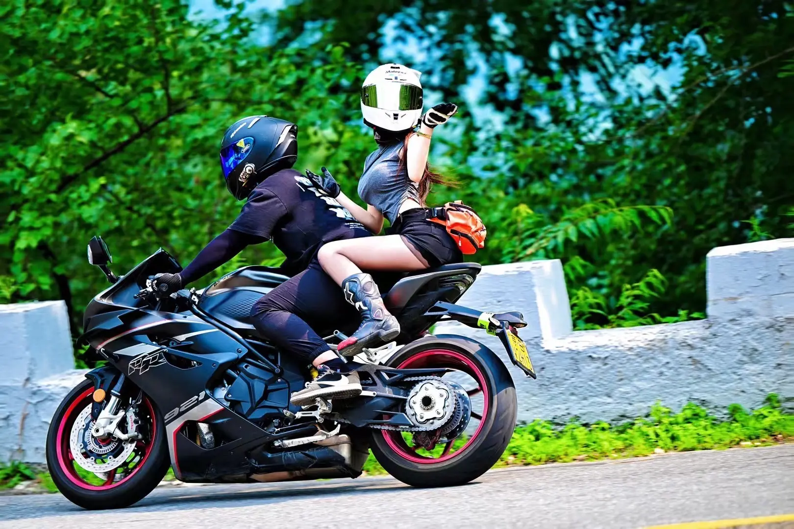 按F键上车。
