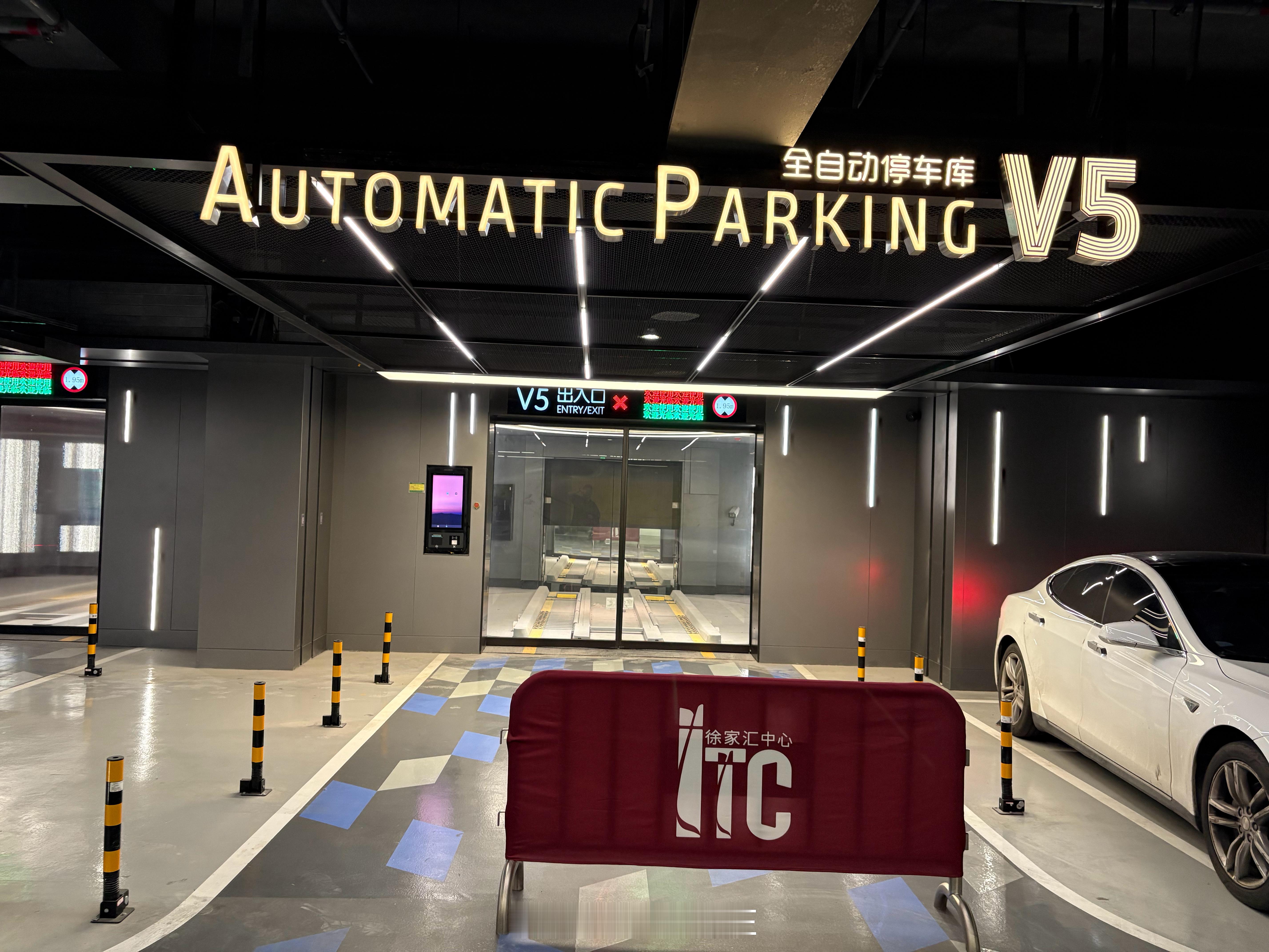 这个好，徐家汇中心居然能自动停车，但是没办法用，也有可能个概念🤣 