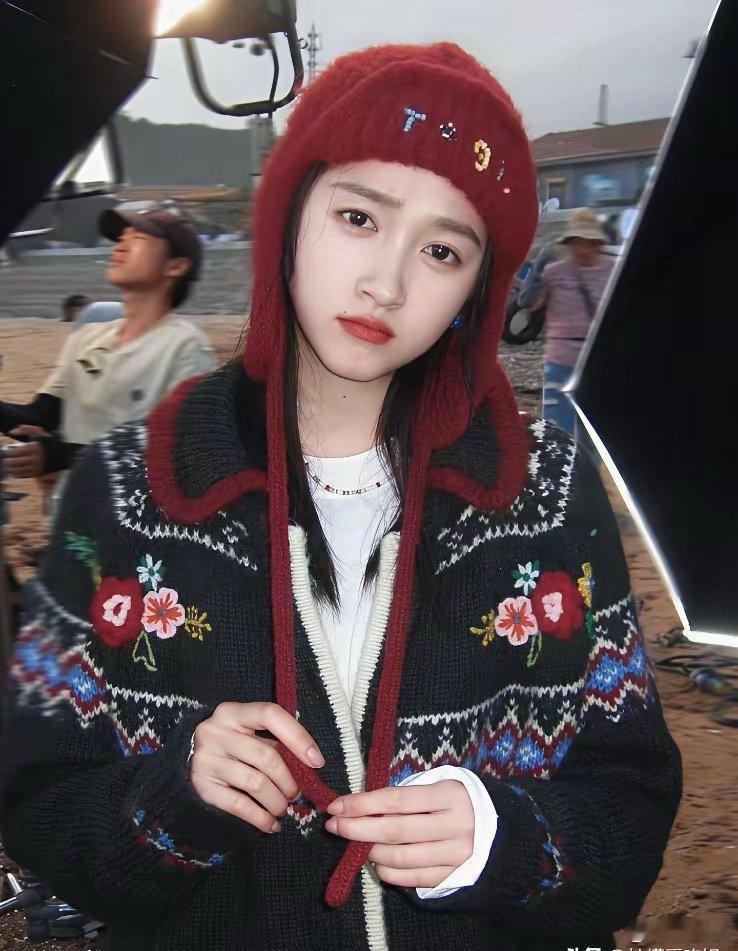 如果不是因为关晓彤，我压根不会认识鹿晗，在我看来关晓彤比鹿晗有名的多。虽然关晓彤