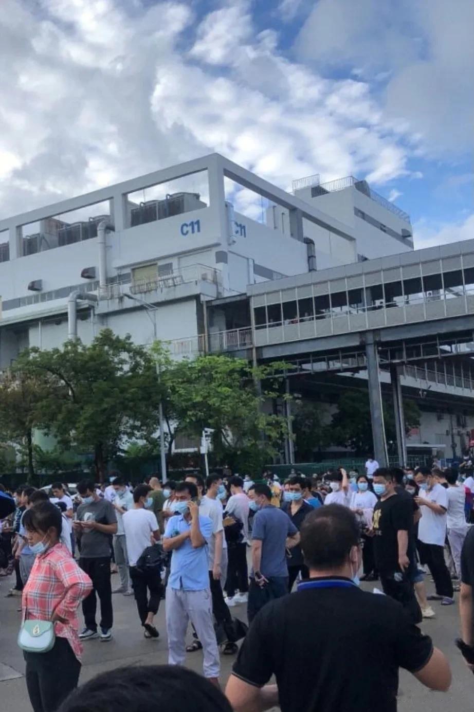 一位深圳观澜富士康员工说:现在不让加班，一月底薪2460，扣掉900伙食费、90