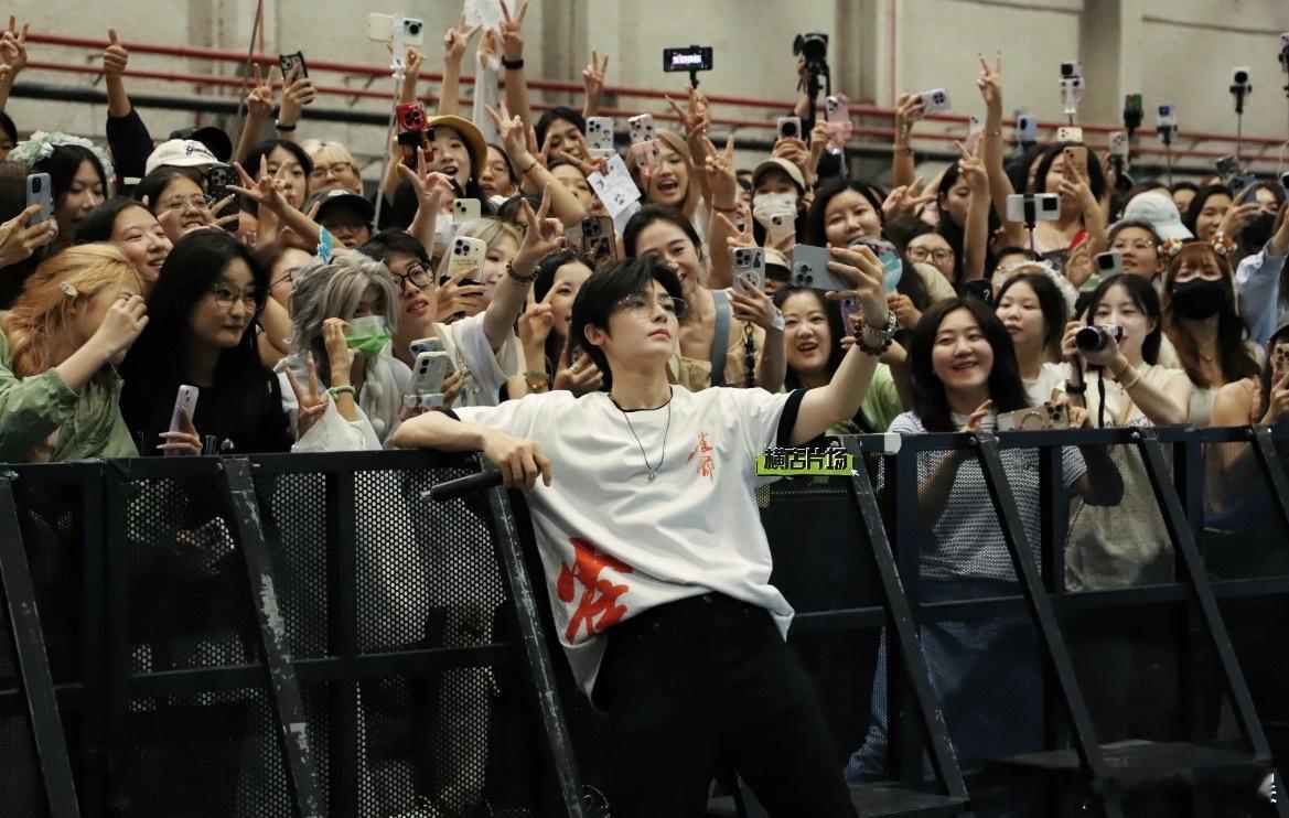 侯明昊kiss侯明昊就是要这样玩的起！！！！粉丝都侯明昊很开心侯明昊害羞了看粉丝