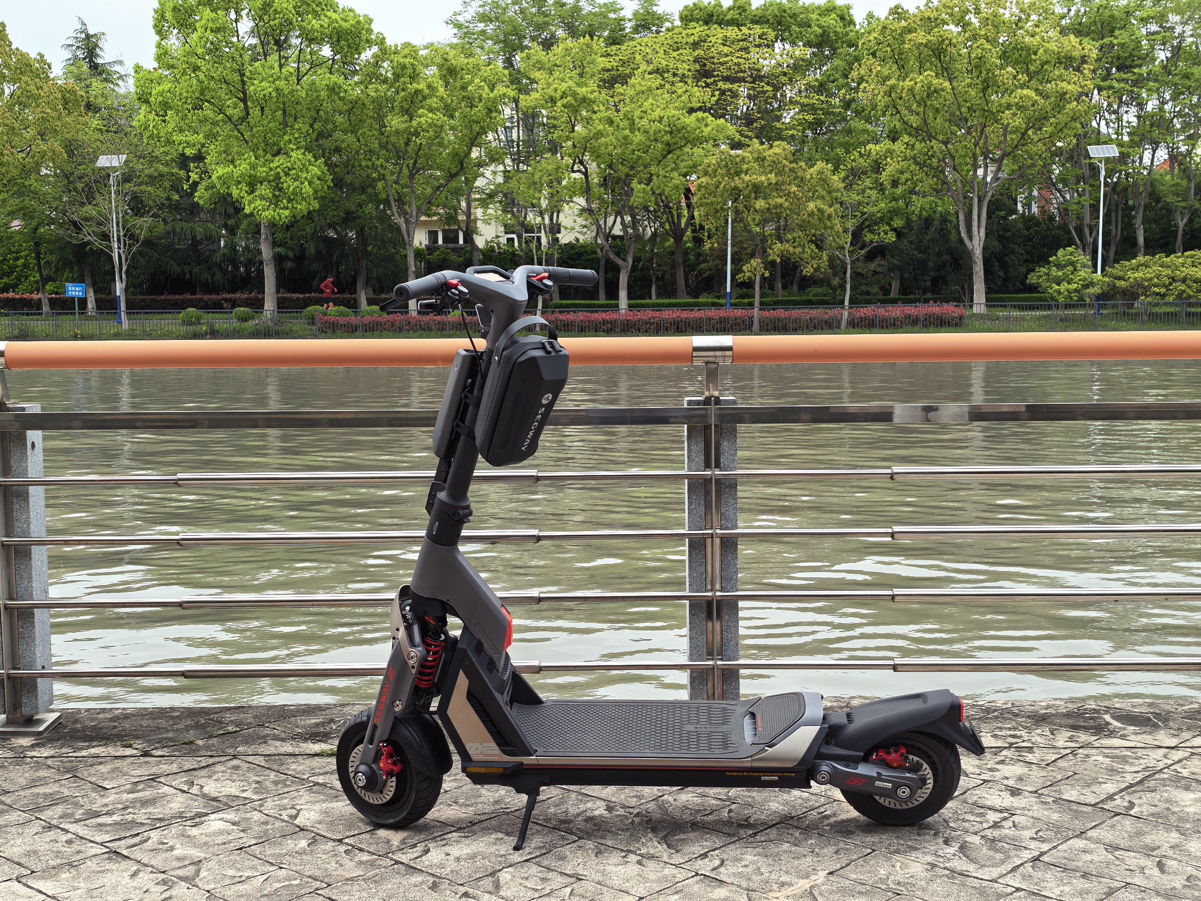 骑滑板溜达溜达 