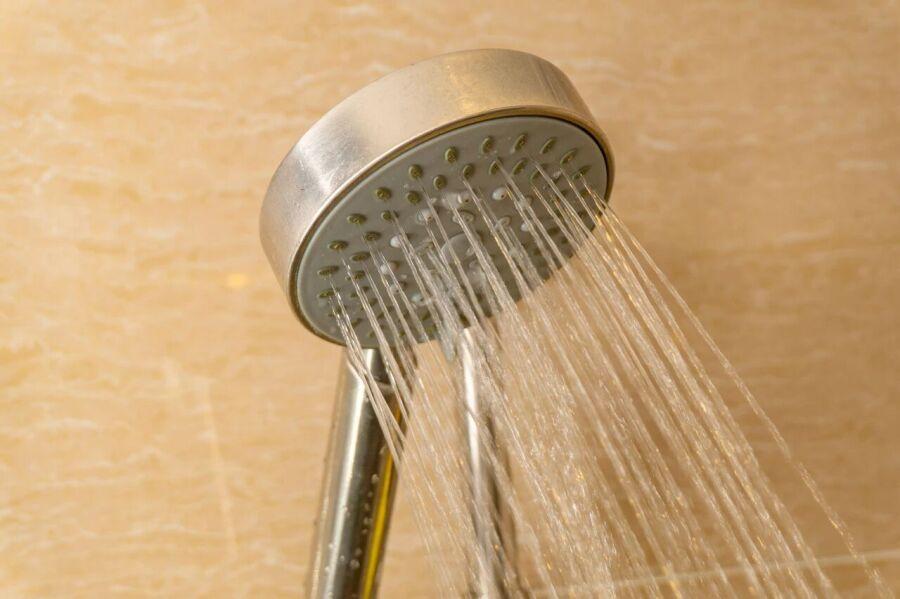 冬天洗澡频率真是个让人纠结的事儿。洗太勤怕伤皮肤，洗太少又怕不干净。其实这得看肤