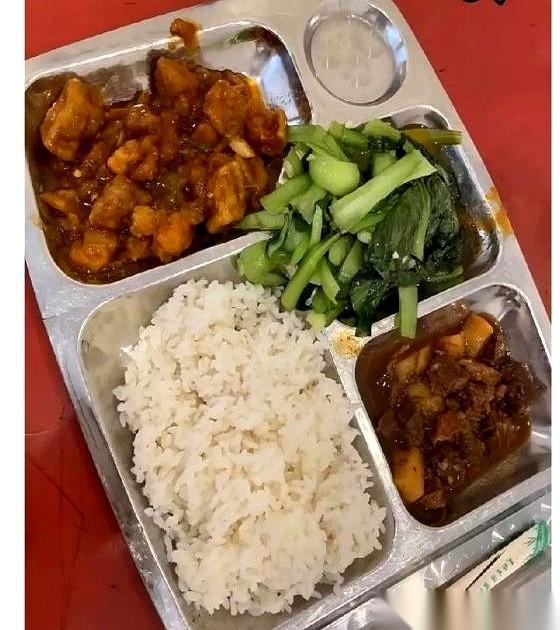 20块钱的盒饭，打开的一瞬间，我差点没直接扣老板脸上。
说好的两荤一素呢？
肉片