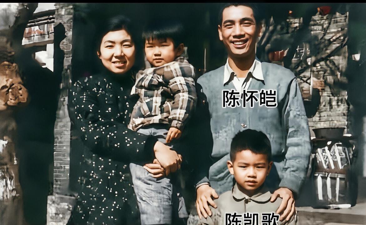 陈凯歌小时候和家人的全家福，长大之后的陈凯歌像极了他父亲
