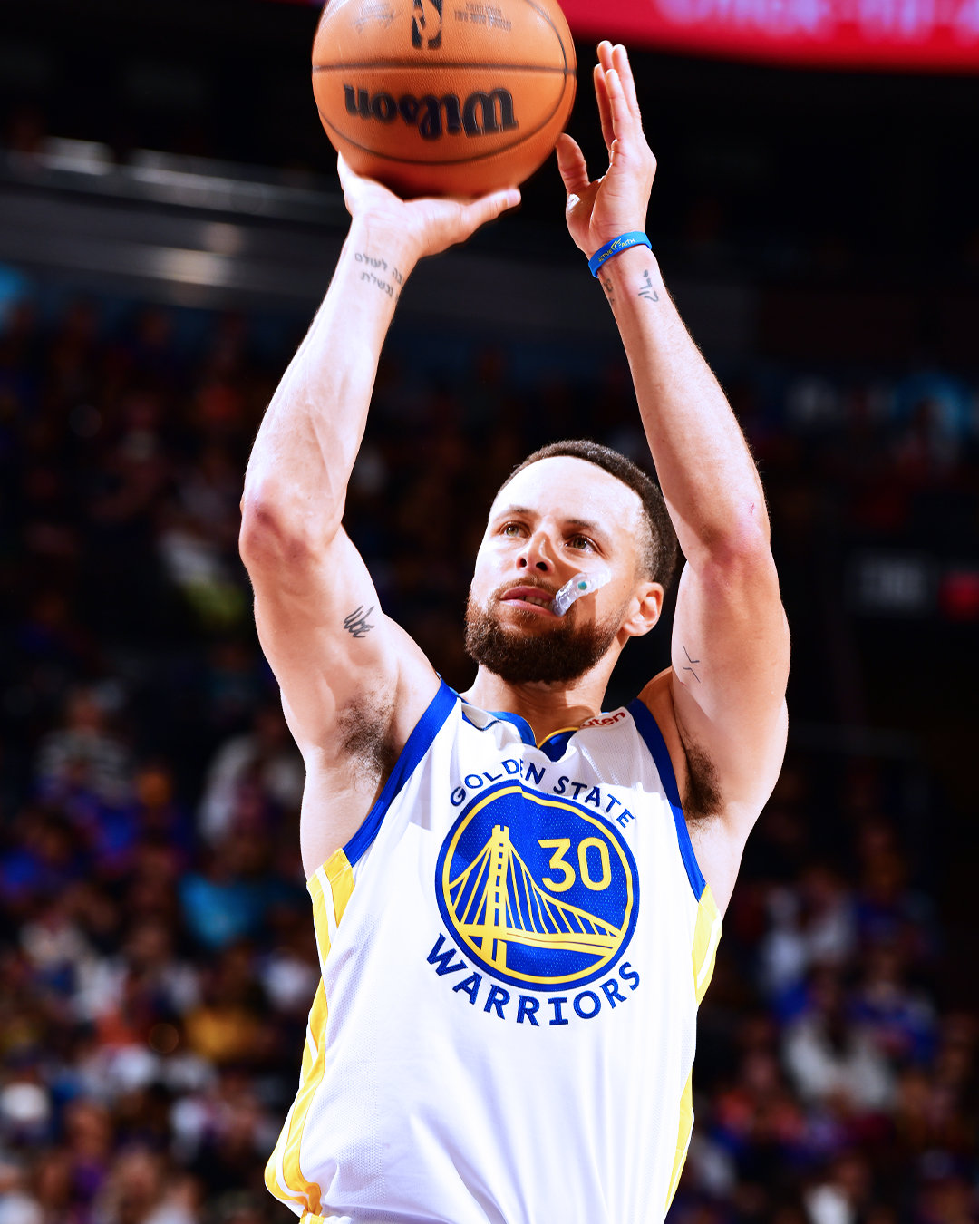 库里17分，4篮板，4助攻，2抢断。勇士vs太阳