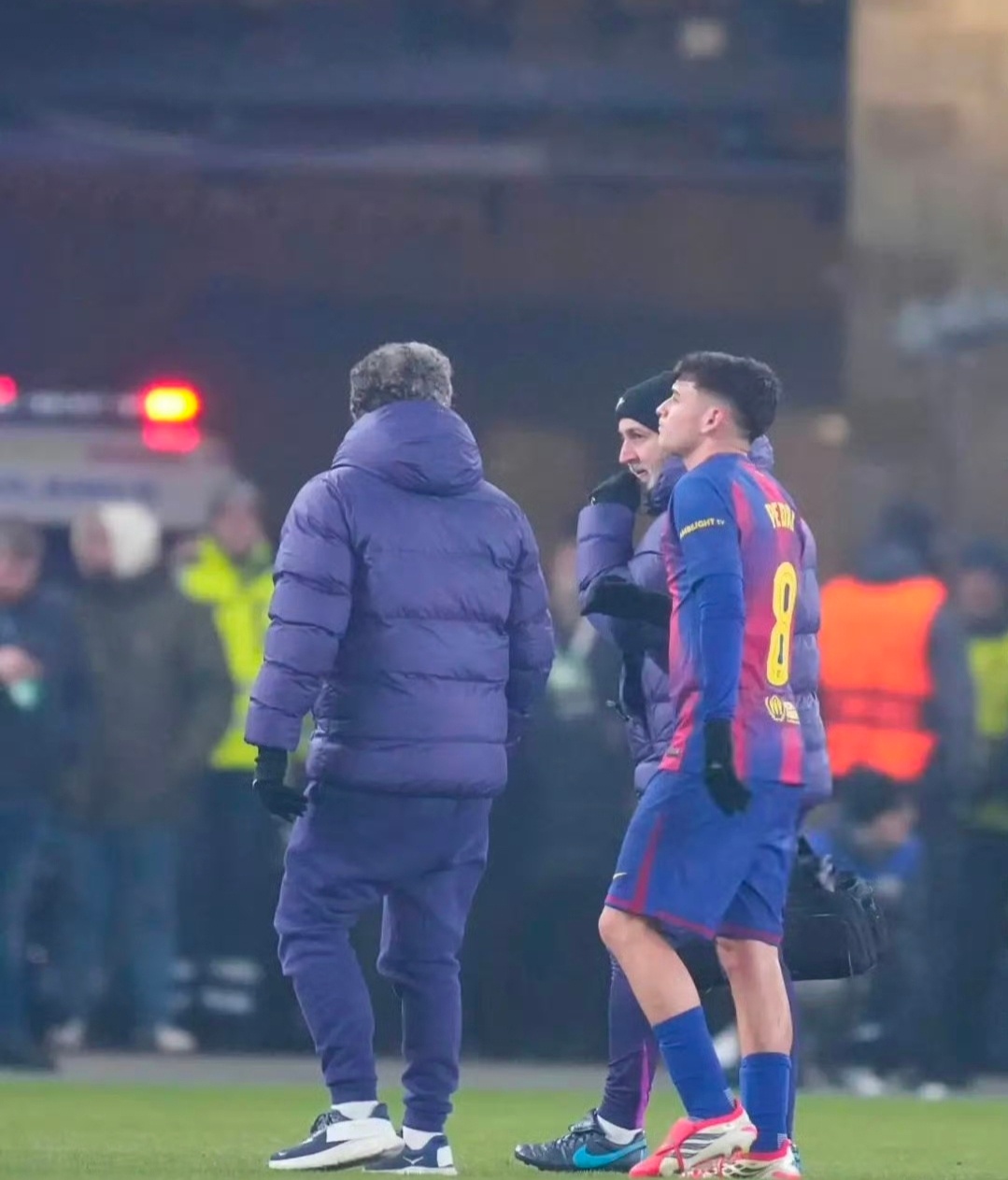 布拉格斯拉维亚vs巴萨每体：佩德里的突然受伤让巴萨全队倍感担忧，球员赛后离场时明