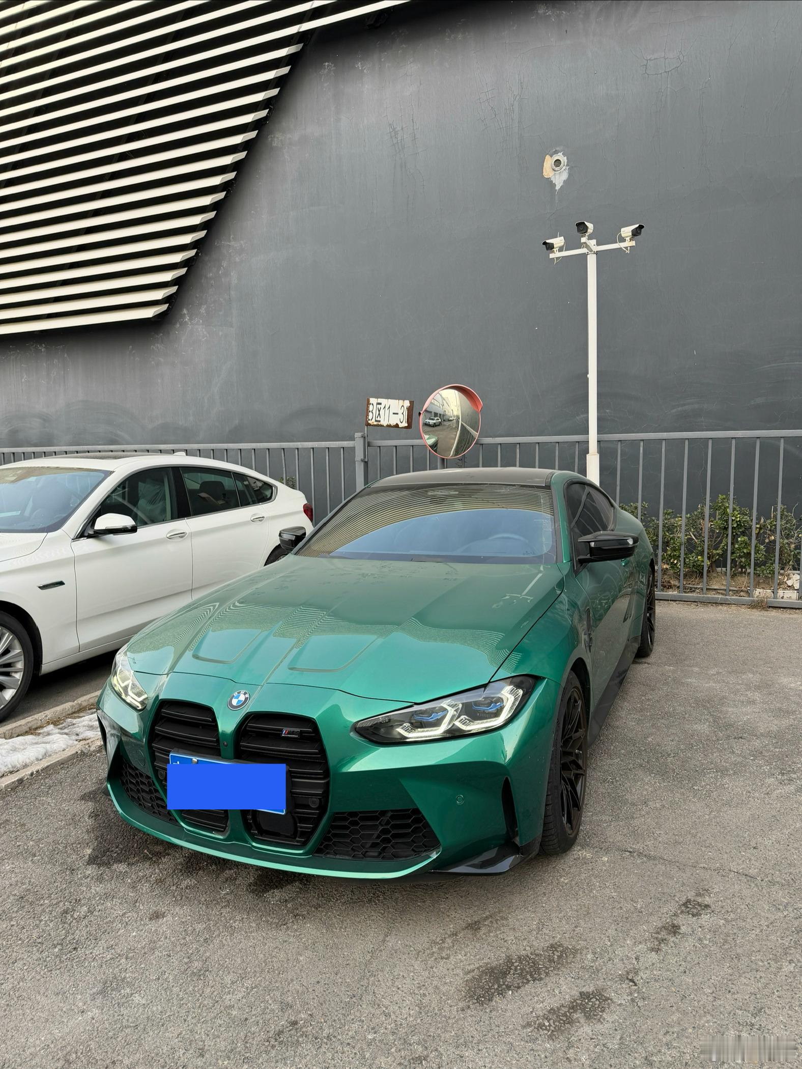 今天去给小绿做保养，一查记录，一年只开了2000多公里，比去年还少现在宝马4S也