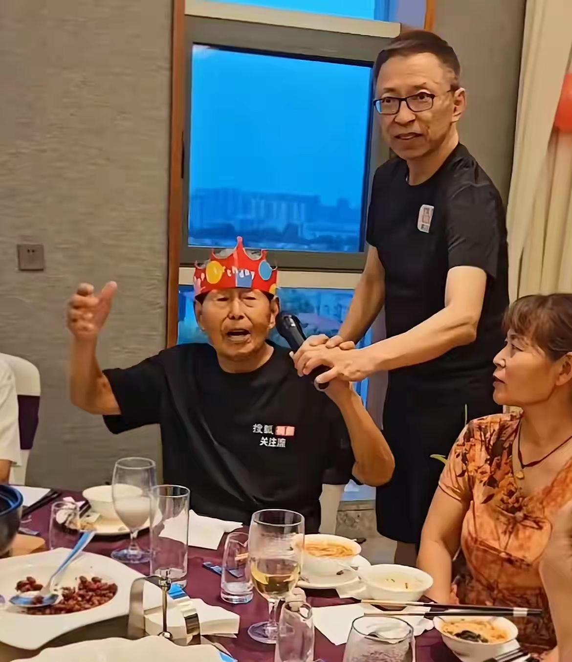 张朝阳为父亲庆祝百岁大寿，全家齐聚好幸福，不婚不育最显年轻，现场多处细节都能显示