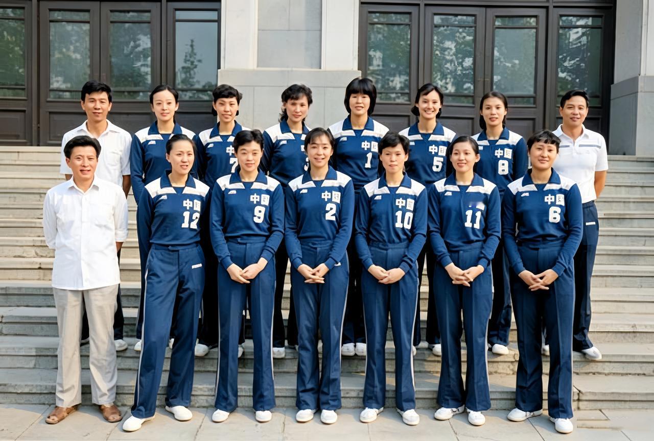 这是1982年中国女排在出征第九届世界女子排球锦标赛前留影。1981年勇夺世界杯