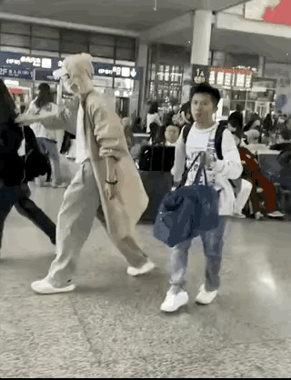 抱球这个是王鹤棣助理吗？怎么和之前张杰谢娜的助理有点像？