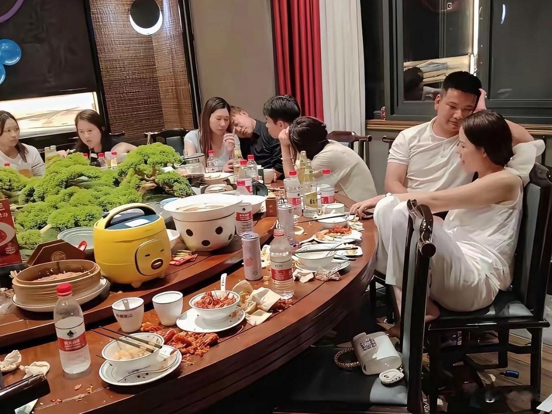 同学聚会，这一幕正常吗？