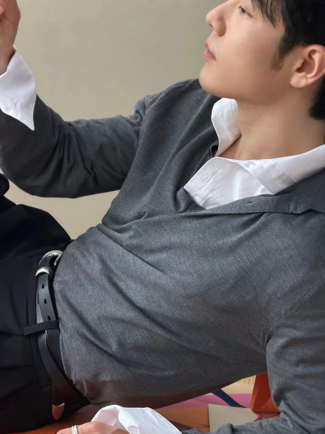 肖战cos小猫歪嘴笑精致西装的成熟气质撞上俏皮可爱的小表情，强烈的反差感，也让这