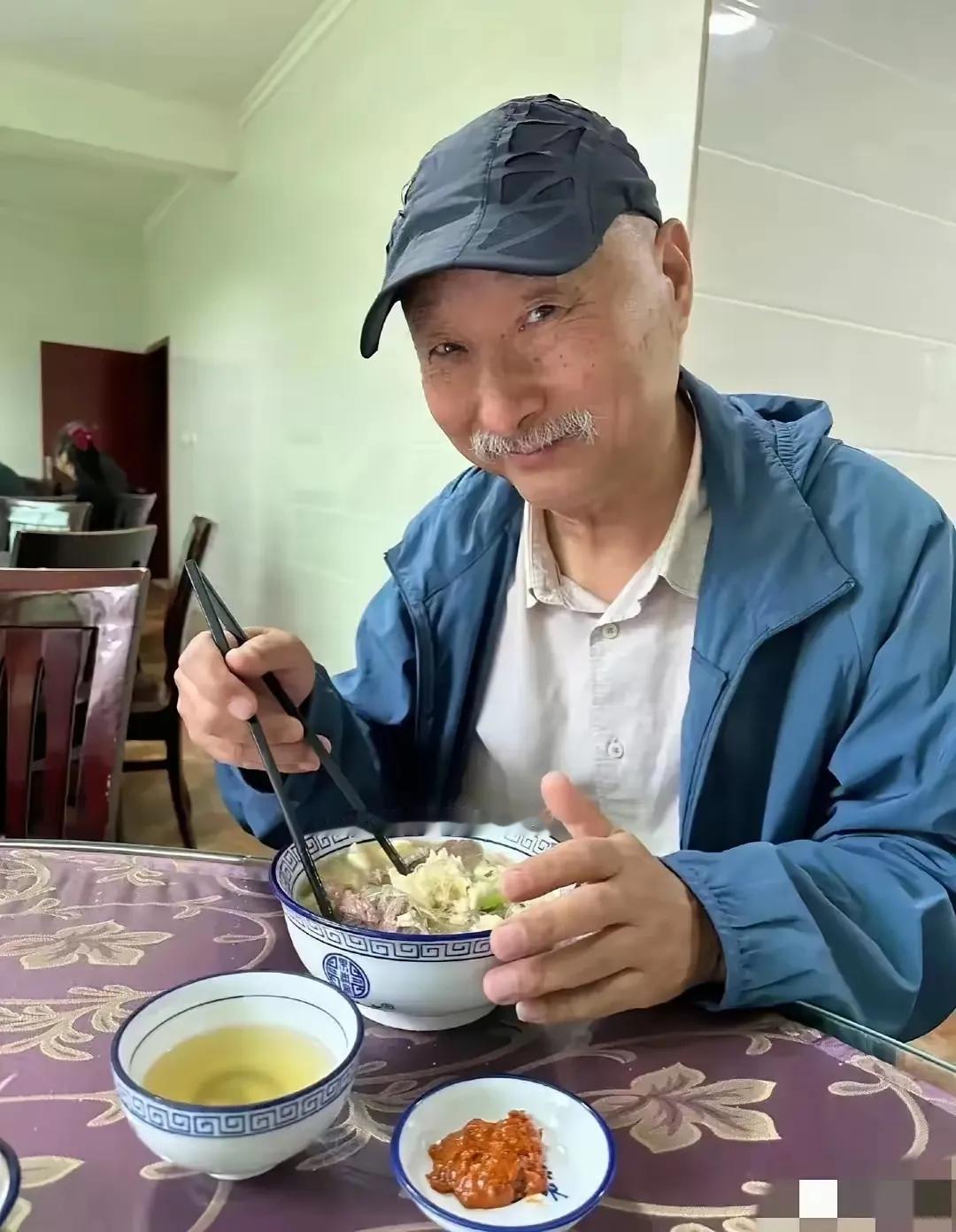 陈佩斯老师的午餐就这么简单，一碗面和一小碟辣椒酱，和你们想象的完全不一样吧，你们