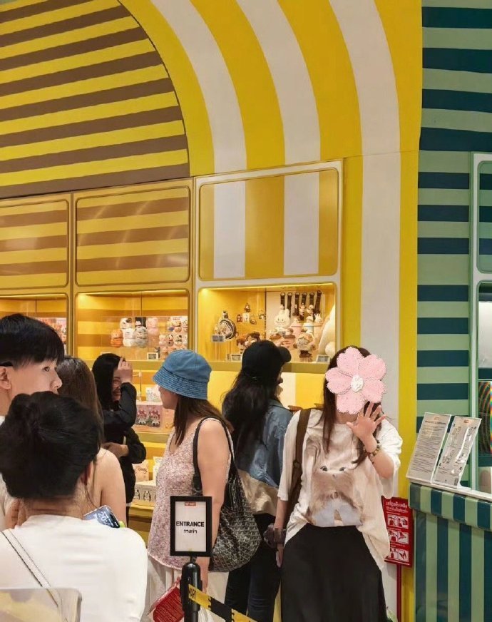 泰国街头偶遇刘亦菲网友泰国街头偶遇刘亦菲 真的会嫉妒每一个在泰国偶遇刘亦菲的幸运