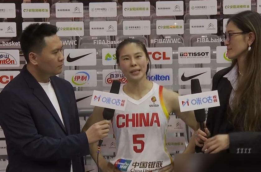 中国女篮刚锁定世界杯正赛，王思雨绝对是头号功臣。
对南苏丹那场，她轰全队最高1