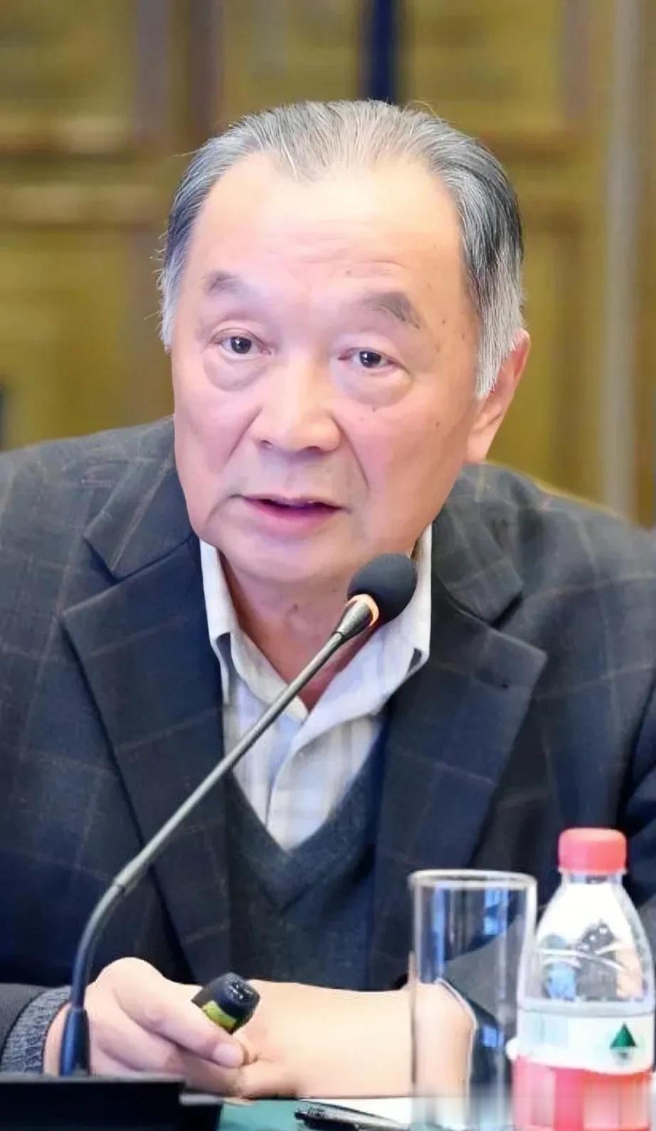 农村治理层层推进，农民被治的无所适从，“合村并居”后的农村井井有条，禁止养殖，不