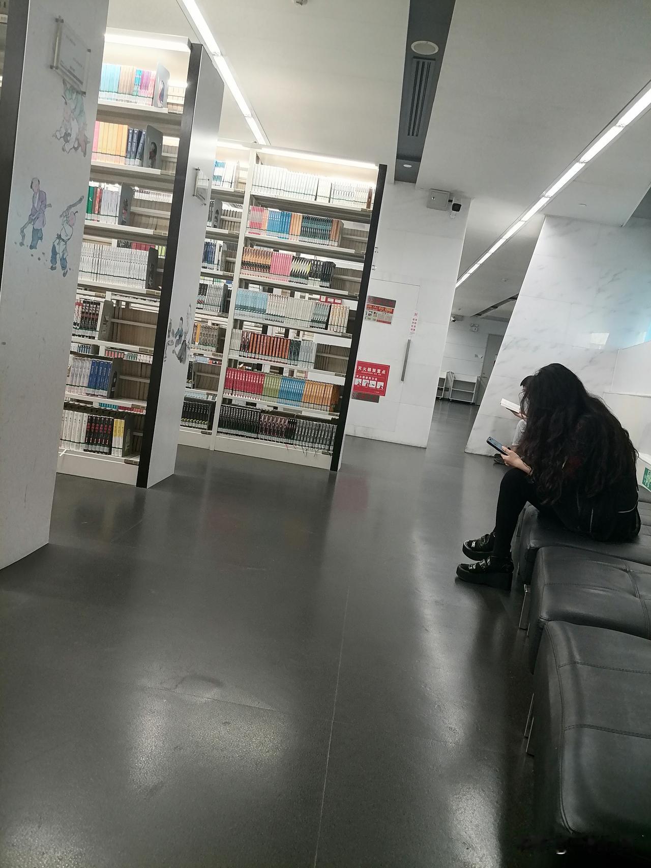 今天是4月30日，又来广州图书馆看书了，每次来都有新感受。广州文艺书屋 这图书馆