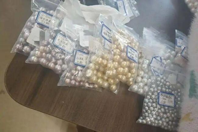 半年贪念毁前程 百万珠宝终落网
贪心难填终自焚 伸手必捉是铁律。浙江诸暨一名仓库