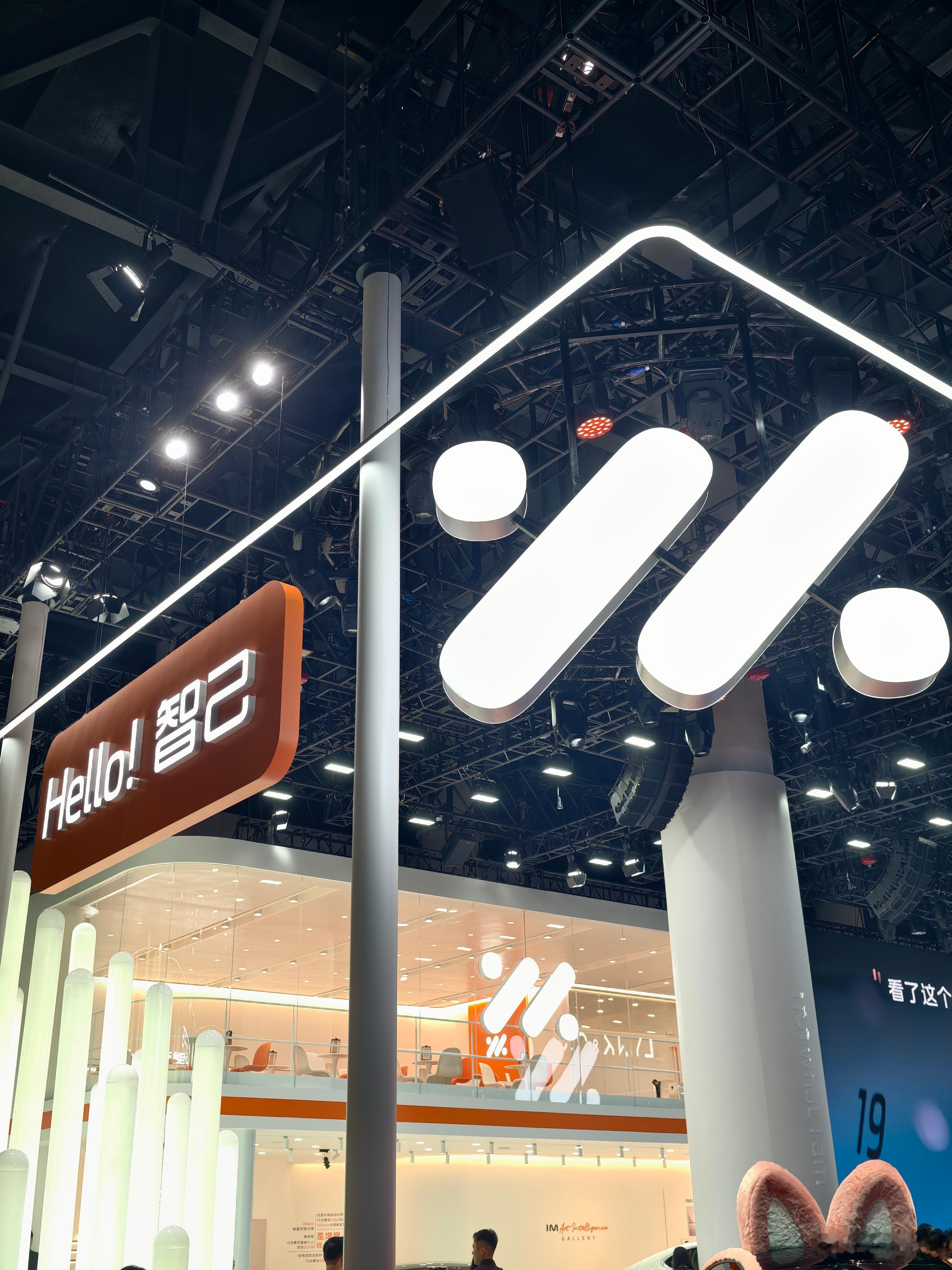 2025成都车展智己展台，新一代智己LS6销量非常好，有纯电有超大电池增程，小订