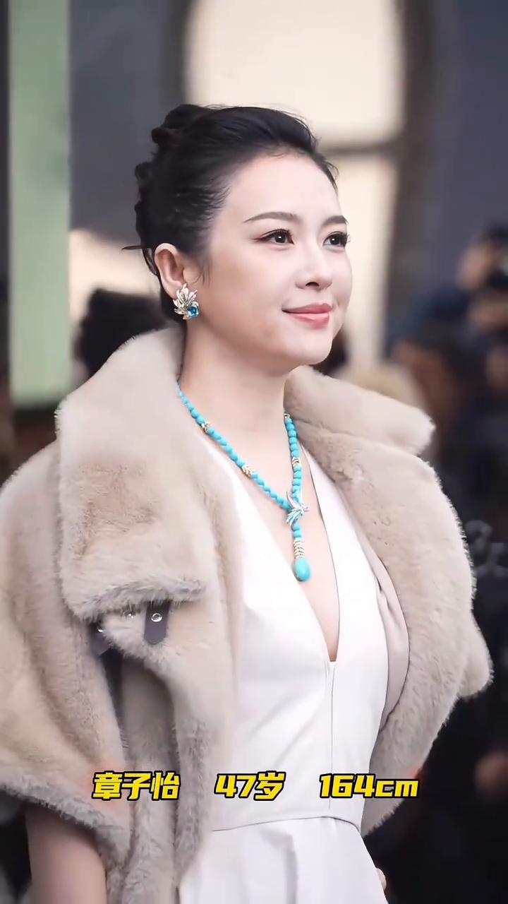 章子怡唐嫣出席蒂芙尼活动。
章子怡贵气，唐嫣温婉，怎么选？
章子怡47岁，164